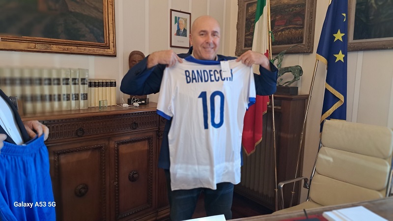 immagine notizia (ptn) Il Maccabi dona al Presidente Bandecchi un kit sportivo: 